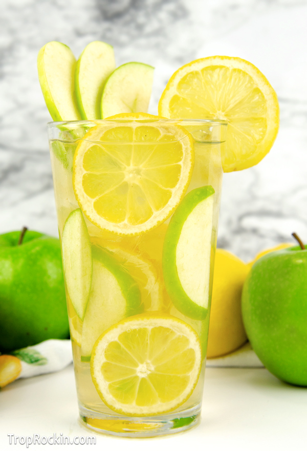 Crown apple lemonade with fresh lemon slices and garnished with apple slices.
